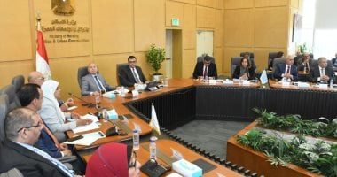 وزير الإسكان ومحافظ القاهرة يناقشان تقدم تنفيذ مشروعات حيوية في العاصمة