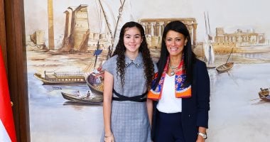 وزيرة التخطيط تكرم أصغر سفيرة مصرية في مبادرة شباب بلد بمناسبة خاصة