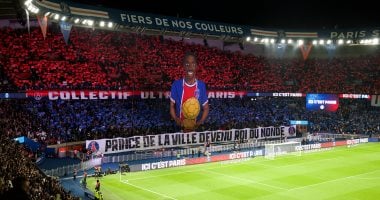 جماهير باريس تضيء الملعب بتيفو مميز لديمبيلي وإنريكي في مواجهة أوكسير