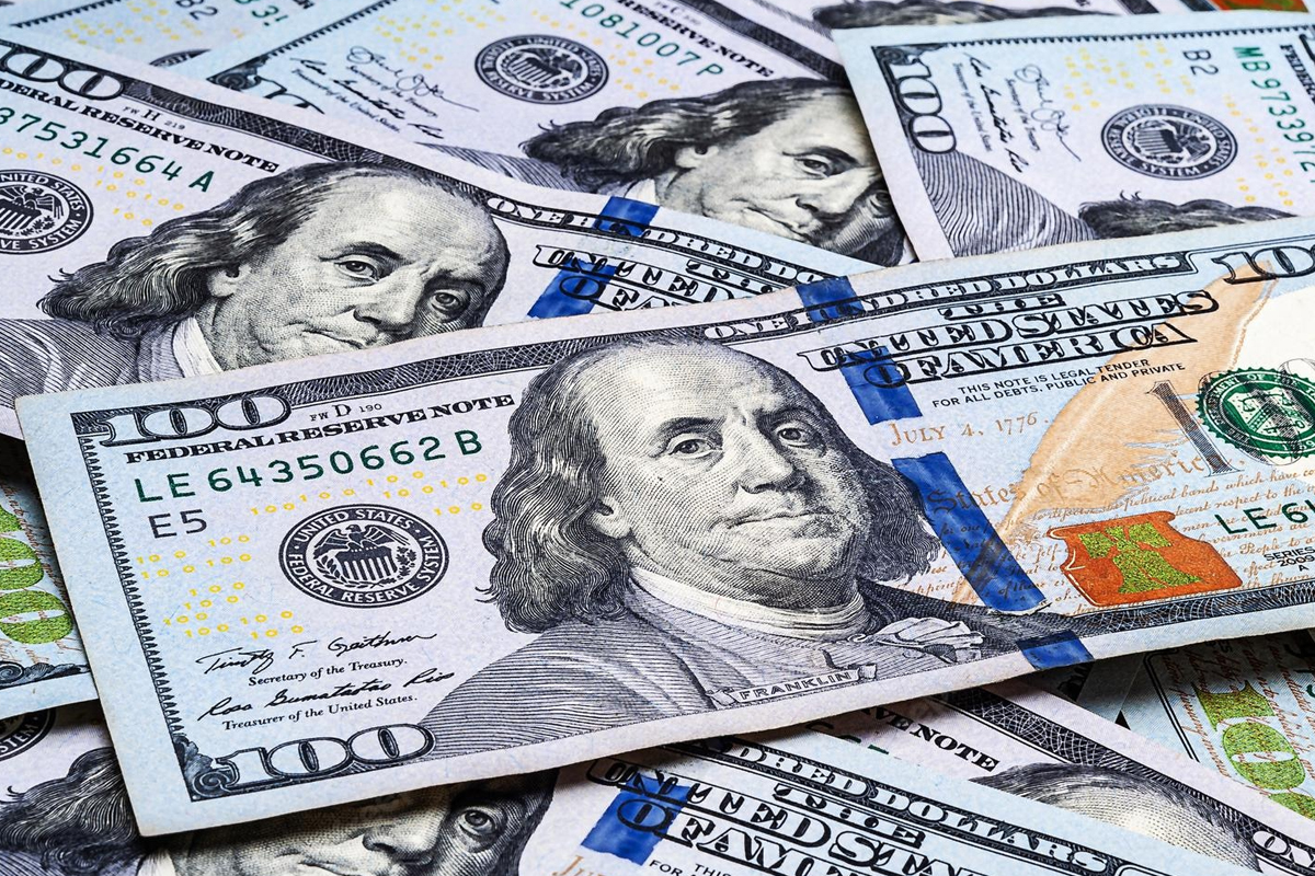 تماسك العرض والطلب.. سعر الدولار في العراق اليوم في تداولات الشراء والبيع الآن 5 تماسك العرض والطلب.. سعر الدولار في العراق اليوم في تداولات الشراء والبيع الآن