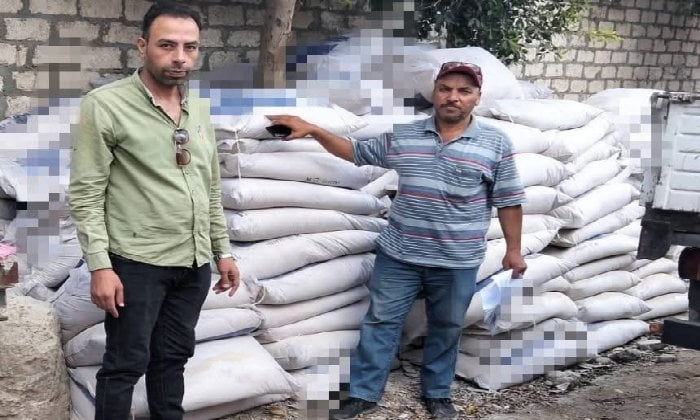 تحبط السلطات تهريب 9 أطنان من الأسمدة مجهولة المصدر للسوق السوداء في كفر الدوار