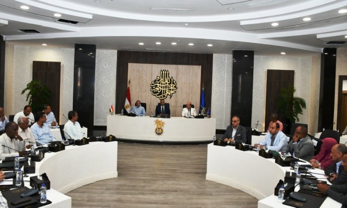 تسريع التنمية: حوار محافظ أسوان مع المستثمرين حول فرص جديدة