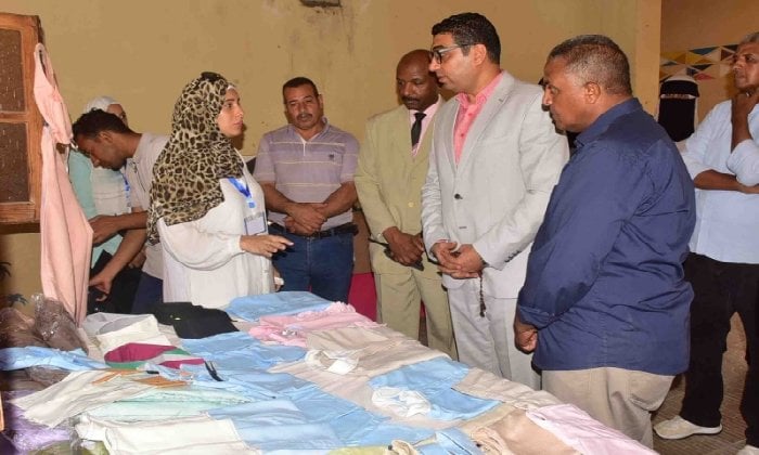 جولة نائب محافظ الأقصر في ورشة تراث الحرف النوبية