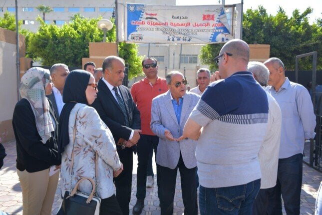 محافظ بورسعيد يوجه بإسراع تسليم الكتب خلال جولة ميدانية في المدارس