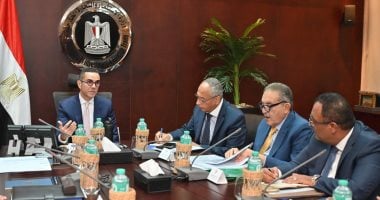 وزير الاستثمار يعلن خطة لتسريع إجراءات الإفراج الجمركي لتستغرق يومين 1 وزير الاستثمار يعلن خطة لتسريع إجراءات الإفراج الجمركي لتستغرق يومين