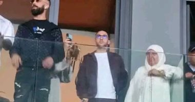 زياش ووالدته يتصدران المشهد في ديربي الوداد والرجاء وسط أجواء حماسية 1 زياش ووالدته يتصدران المشهد في ديربي الوداد والرجاء وسط أجواء حماسية